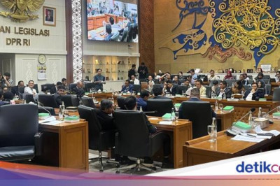 Baleg DPR RI-Pimpinan Komisi Gelar Rapat Pleno Bahas Prolegnas 2025-2029
